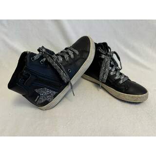 schwarze Schuhe mit Stern